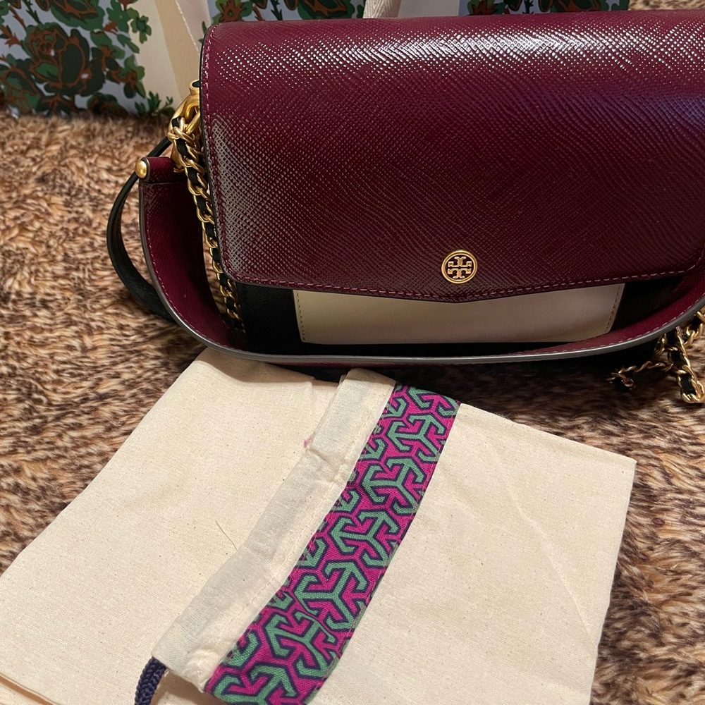 Tory Burch Crossbody Bag with Elegant Design